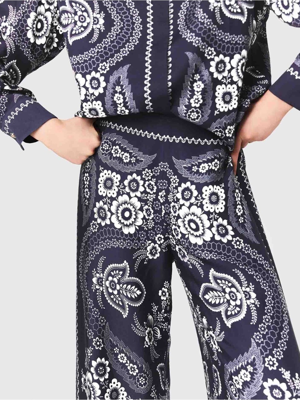 Maje Flowing Bandana Print Pants - Picture 6 of 6
